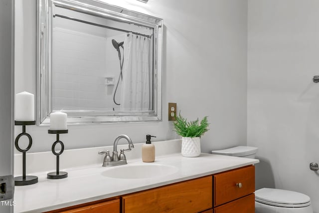 full bathroom featuring vanity, toilet, and a shower with curtain