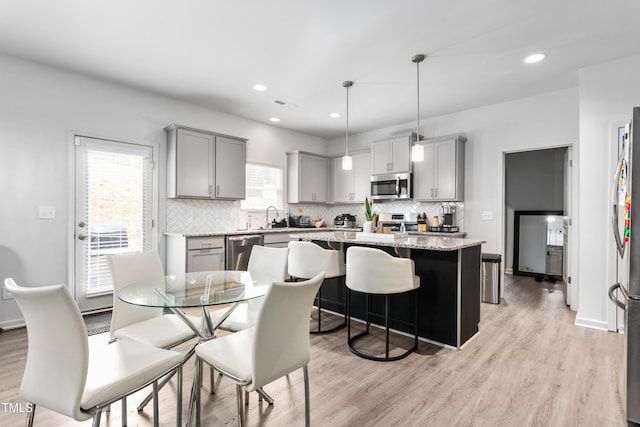 dining space featuring visible vents, light wood-type flooring, recessed lighting, and baseboards