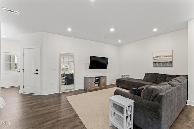 living area with dark wood-style flooring, recessed lighting, and baseboards