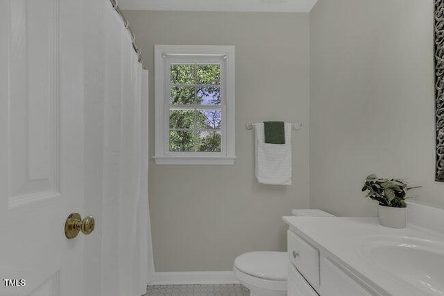 full bath featuring toilet, baseboards, curtained shower, and vanity