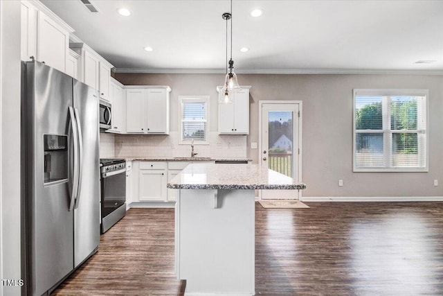 kitchen with tasteful backsplash, stainless steel appliances, dark wood-style flooring, a sink, and crown molding