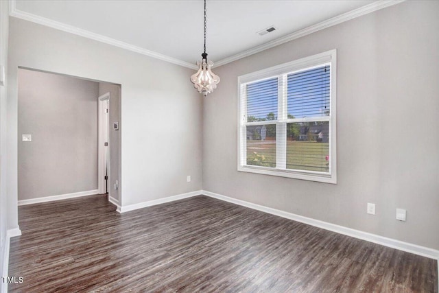 spare room featuring a chandelier, ornamental molding, baseboards, visible vents, and dark wood-type flooring