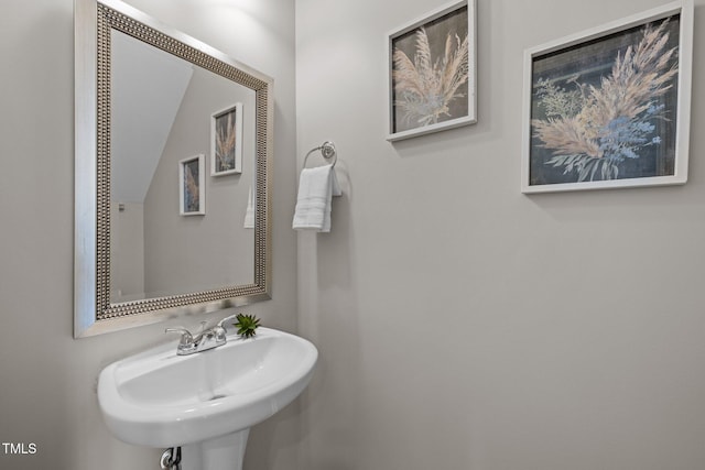 bathroom featuring a sink
