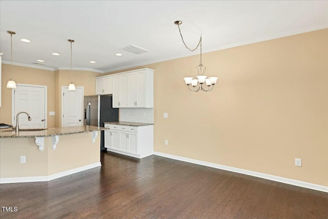225 Gulley Glen Dr, Garner, NC 27529 - kitchen with a breakfast bar area, a sink, visible vents, a notable chandelier, and stainless steel fridge with ice dispenser