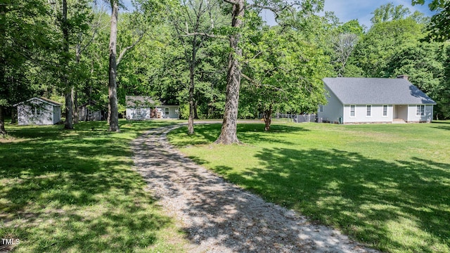 view of yard featuring an outbuilding