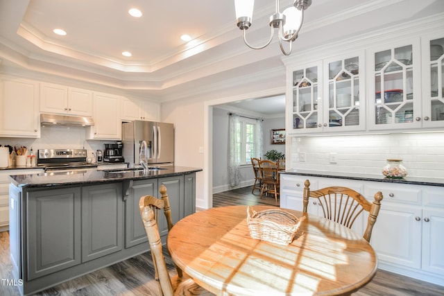 dining space featuring baseboards, ornamental molding, recessed lighting, and wood finished floors