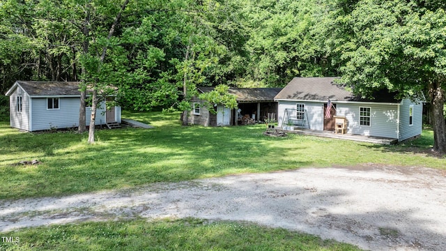 view of yard with an outbuilding