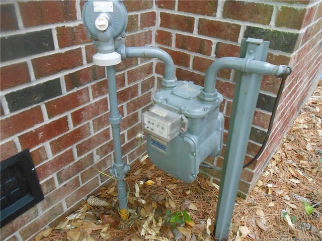 600 Yorkshire Pl, Lumberton, NC 28358 - details featuring brick siding