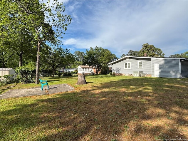 view of yard featuring a patio