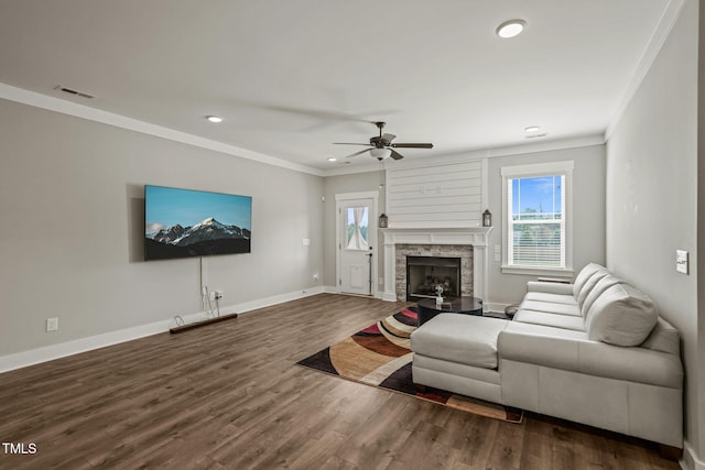 living area featuring visible vents, recessed lighting, ornamental molding, and plenty of natural light