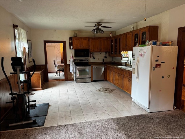 3903 Daytona Rd, Fayetteville, NC 28311 - kitchen featuring appliances with stainless steel finishes, a ceiling fan, a sink, light tile patterned floors, and a textured ceiling