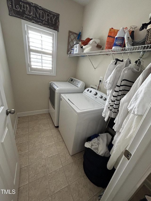 laundry room with independent washer and dryer and baseboards