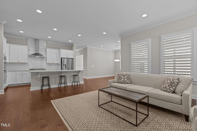 living room with crown molding, dark wood-style flooring, recessed lighting, and baseboards