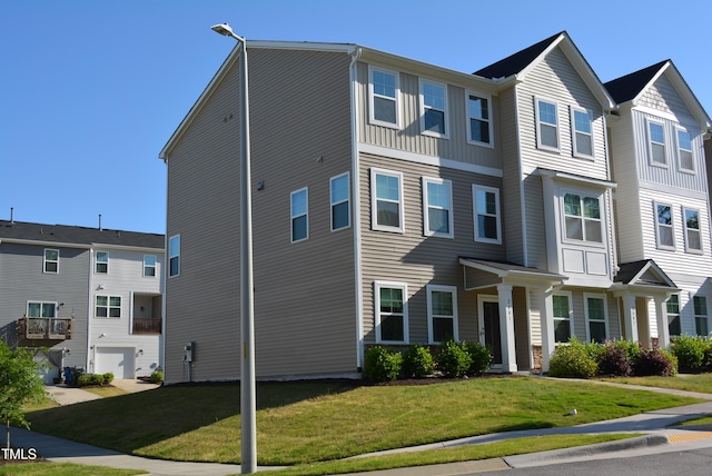 view of front of home with a front lawn