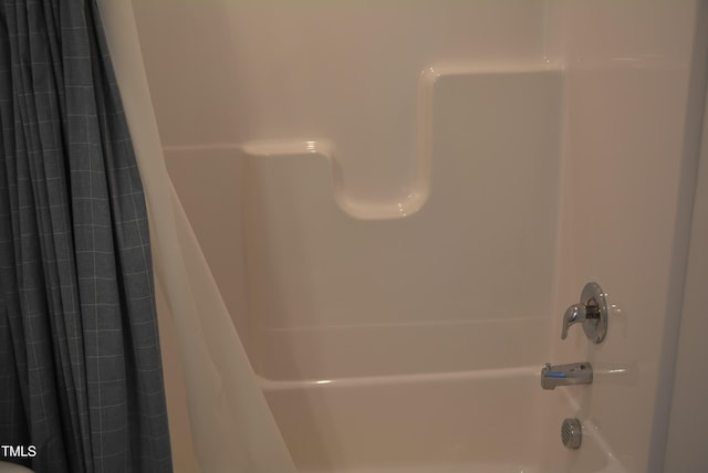 details featuring shower / tub combo with curtain