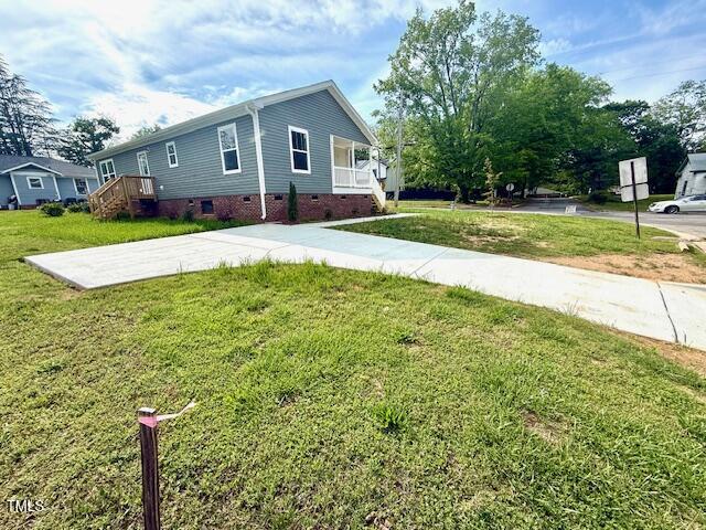 view of front of house with a front lawn and crawl space