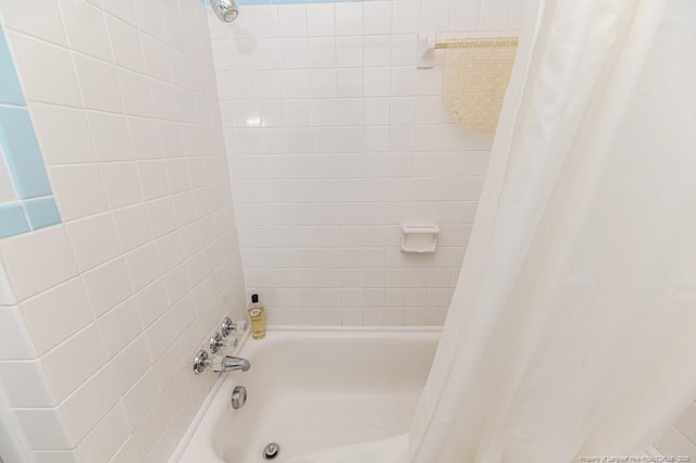 bathroom with shower / tub combo