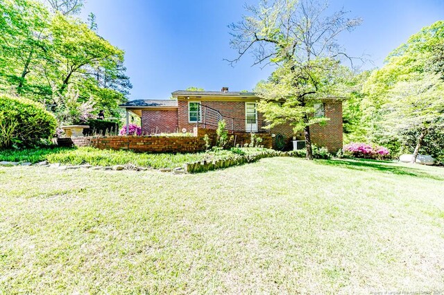 view of front facade featuring a front lawn and brick siding