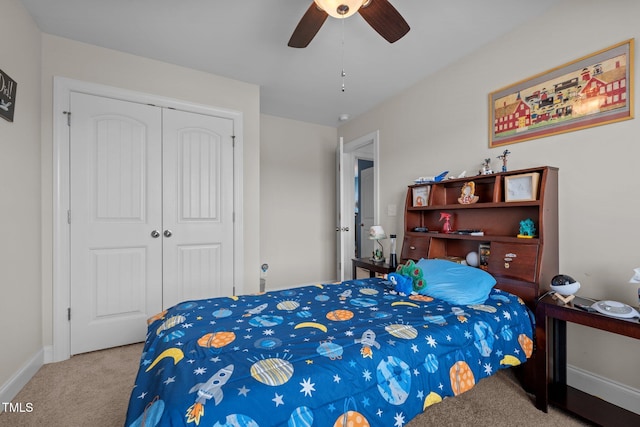 carpeted bedroom featuring ceiling fan, baseboards, and a closet