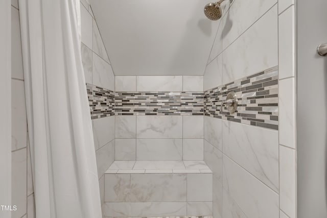 room details featuring a tile shower