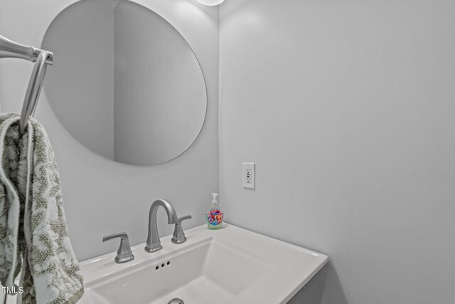 bathroom featuring a sink