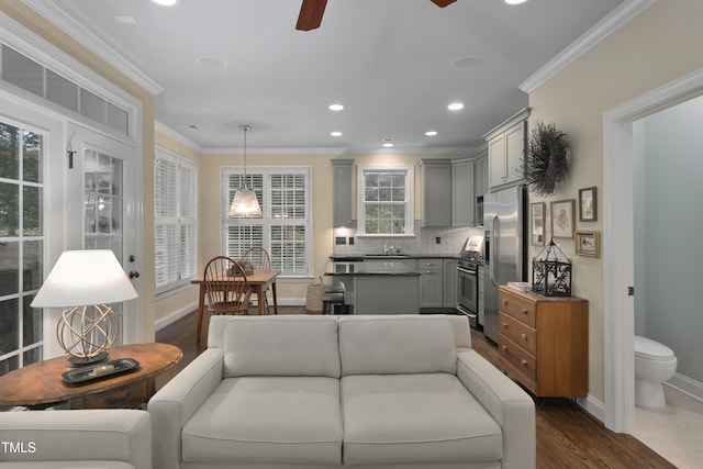 living room with crown molding, dark wood-style flooring, baseboards, recessed lighting, and a ceiling fan