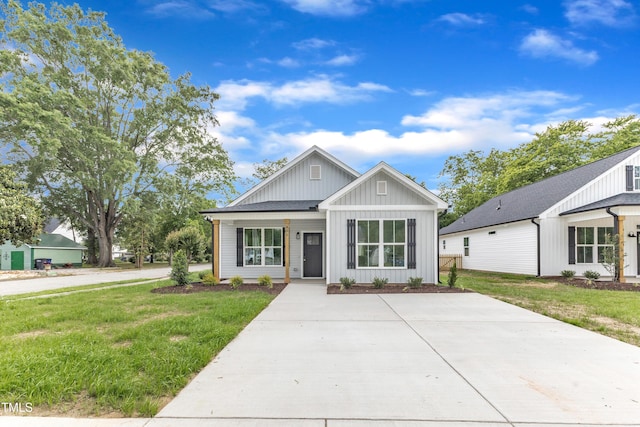 401 N Raiford St, Selma, NC 27576 - modern farmhouse with a front lawn and board and batten siding