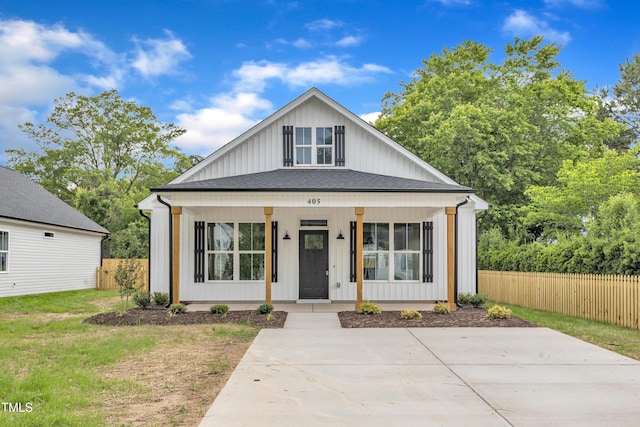 405 N Raiford St, Selma, NC 27576 - modern farmhouse style home with covered porch, fence, and board and batten siding