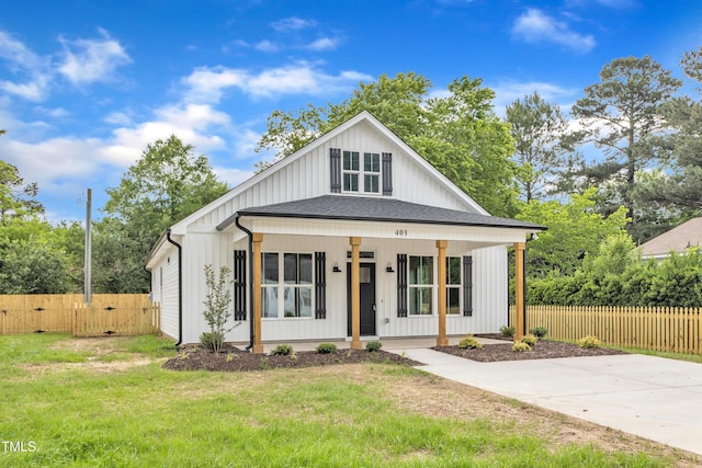 405 N Raiford St, Selma, NC 27576 - modern farmhouse featuring covered porch and a gate