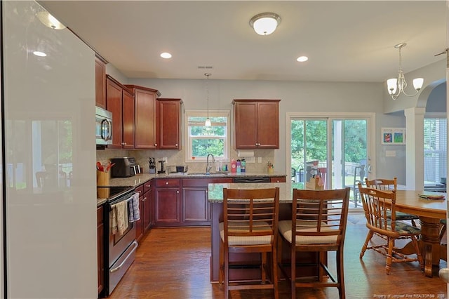kitchen with stainless steel appliances, a sink, healthy amount of natural light, tasteful backsplash, and recessed lighting
