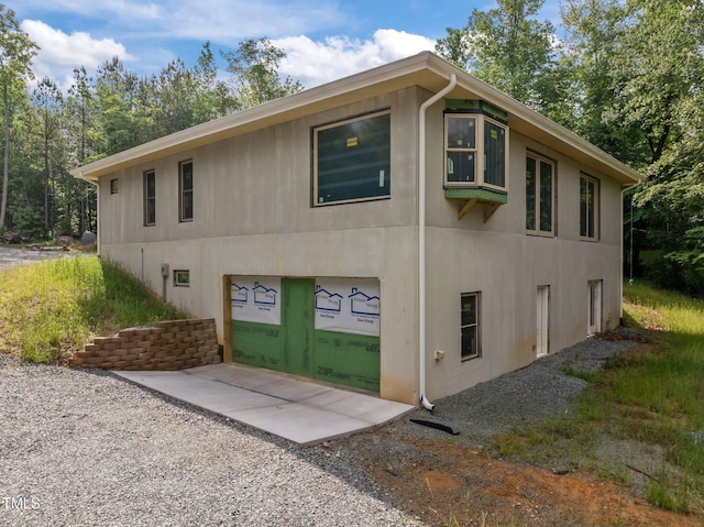 view of front of property with stucco siding and driveway