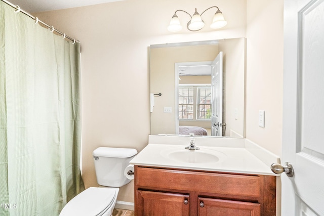 full bathroom featuring ensuite bathroom, vanity, toilet, and a shower with curtain