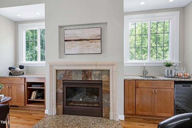 living room featuring plenty of natural light, light wood-style flooring, and wine cooler
