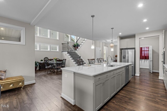 kitchen featuring recessed lighting, a sink, dark wood-type flooring, and gray cabinetry