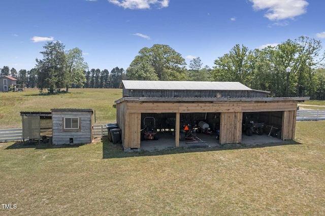view of pole building featuring a yard