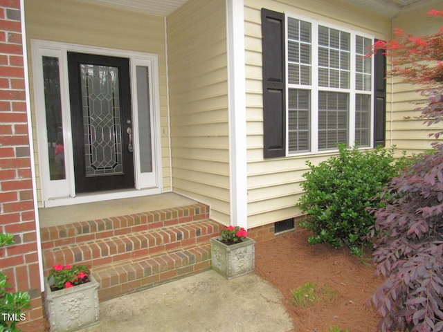 entrance to property featuring crawl space