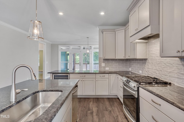 127 Post Oak Rd, Chapel Hill, NC 27516 - kitchen featuring appliances with stainless steel finishes, a sink, ornamental molding, dark wood finished floors, and tasteful backsplash