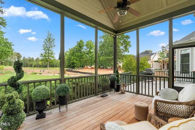 sunroom with ceiling fan