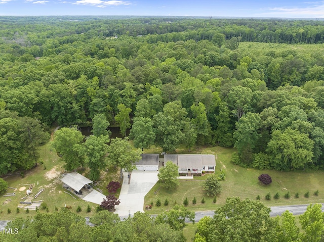 birds eye view of property featuring a forest view