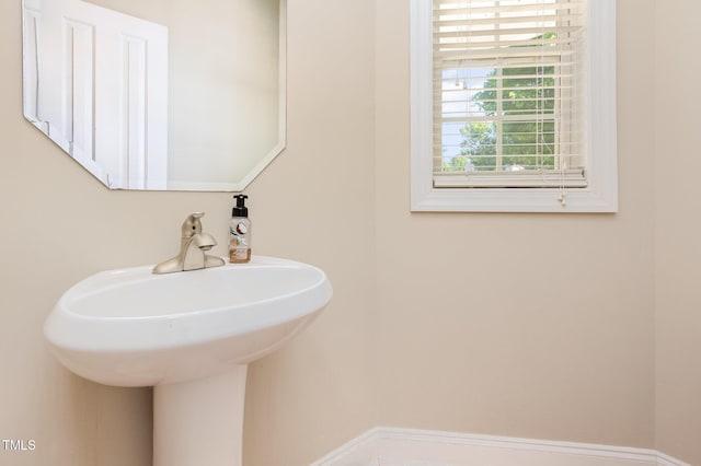 bathroom featuring a sink