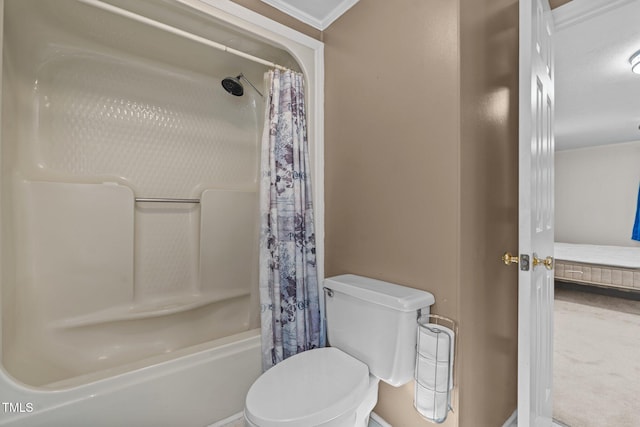 full bath featuring crown molding, shower / tub combo with curtain, baseboards, and toilet