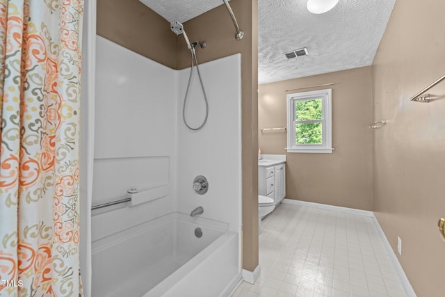 full bathroom featuring a textured ceiling, baseboards, shower / bath combo with shower curtain, and visible vents