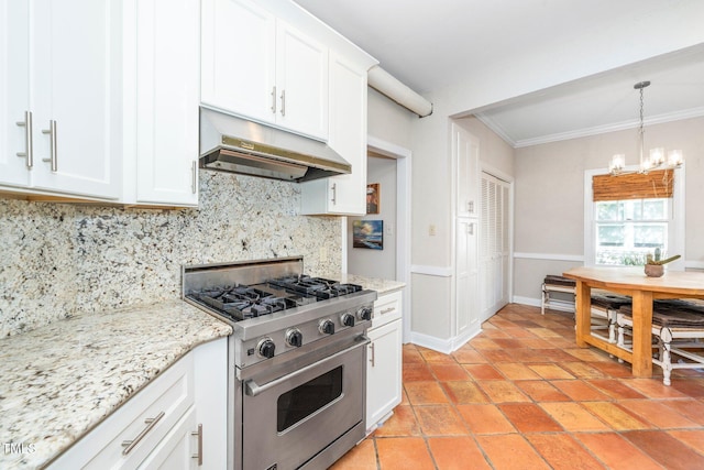 kitchen featuring white cabinetry, under cabinet range hood, high end range, backsplash, and a notable chandelier