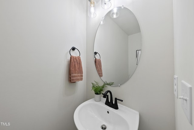 bathroom featuring a sink