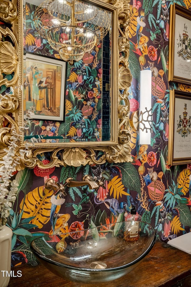 room details featuring a notable chandelier