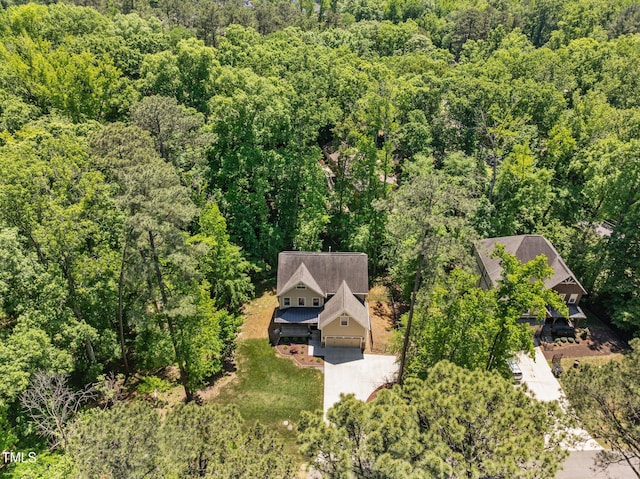 birds eye view of property featuring a forest view