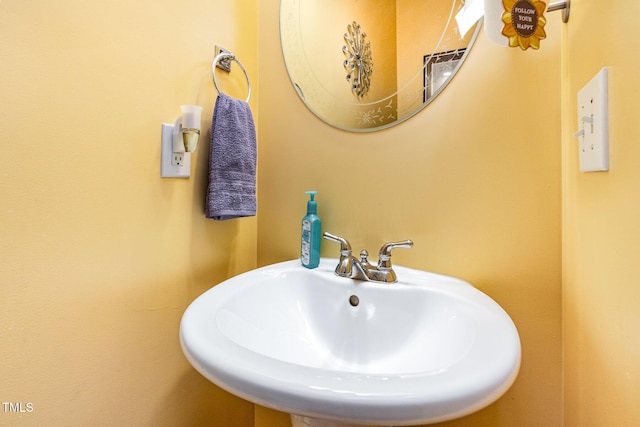 bathroom featuring a sink