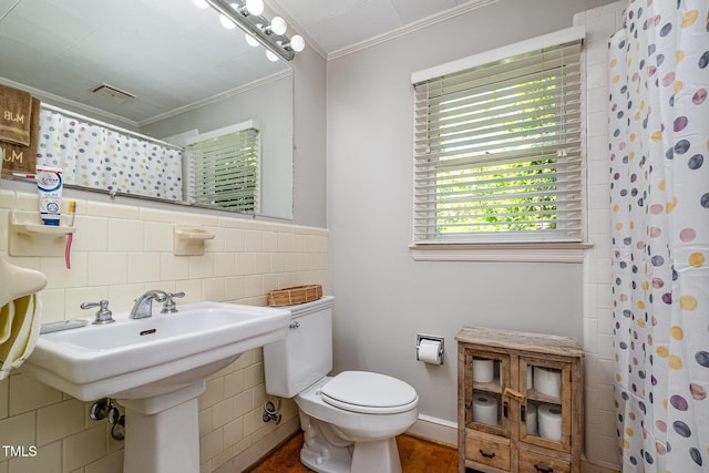 full bath with ornamental molding, a shower with curtain, toilet, and tile walls