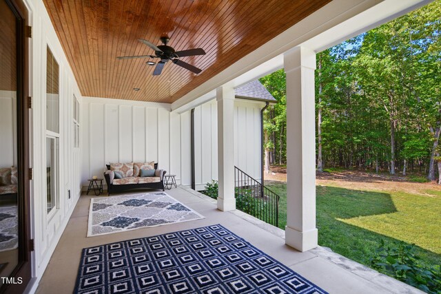 sunroom featuring ceiling fan