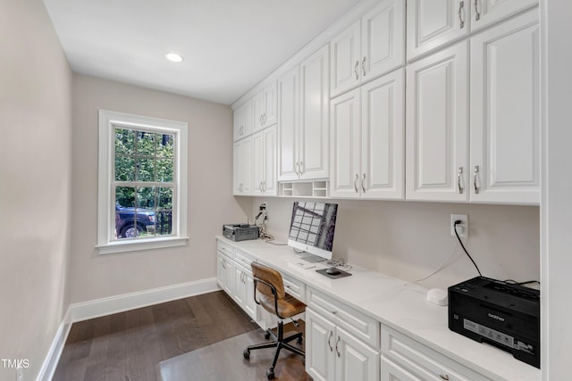office area with recessed lighting, baseboards, dark wood finished floors, and built in desk